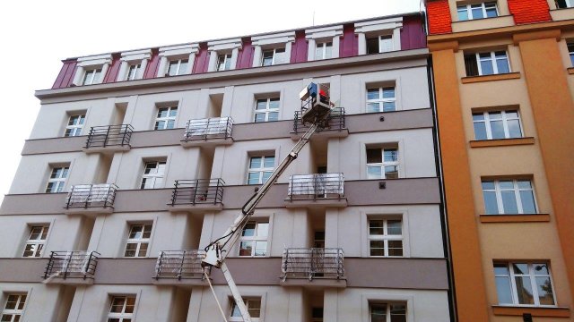 Instalace nových balkonů na starší rezidenční budovu v Praze. (Zdroj: Viacheslav Kotov, Shutterstock)
