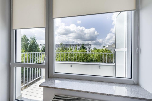 Pokud se rozhodnete pro instalaci nového balkonu na místě, kde doposud žádný nebyl, počítejte také s navýšením finančních nákladů z důvodu nutnosti výměny starého okna za balkonové. (Zdroj: Cinematographer, Shutterstock)