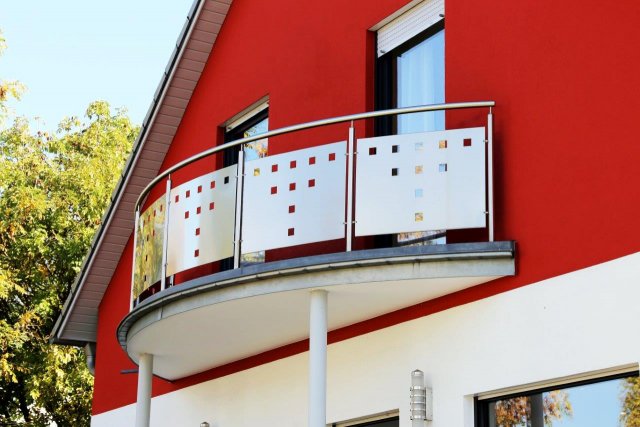Zábradlí balkonu může mít mnohé podoby, jednou z nich jsou i ocelové nerez pláty. (Zdroj: U. J. Alexander, Shutterstock)