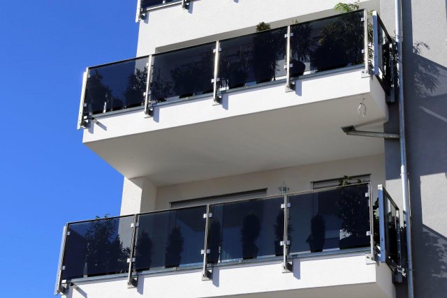 Tónované sklo použité na zábradlí balkonu zajišťuje určitý kompromis ve věci propustnosti světla. (Zdroj: U. J. Alexander, Shutterstock)