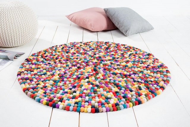 Ručně zhotovený, pestrý koberec z kuliček z plstěné vlny prozáří například dětský pokoj.(Zdroj: www.design4life.cz)