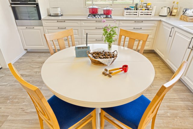 Středobodem kuchyně by měl být oválný stůl, jenž údajně zlepší komunikaci mezi členy rodiny. (Zdroj: Shutterstock, autor: Dmitry Pistrov)