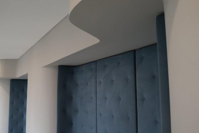 Nástěnné akustické panely mohou být potaženy různými textiliemi. Mohou tak doplnit téměř jakýkoliv interiér. (Autor: YukoF, Shutterstock)