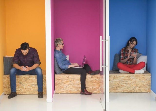 I takto lze koncipovat místa, které může ve škole jinak s majoritou otevřeného prostoru využít každý individuálně v okamžicích potřeby samostatné práce. (Autor: dotshock, Shutterstock)