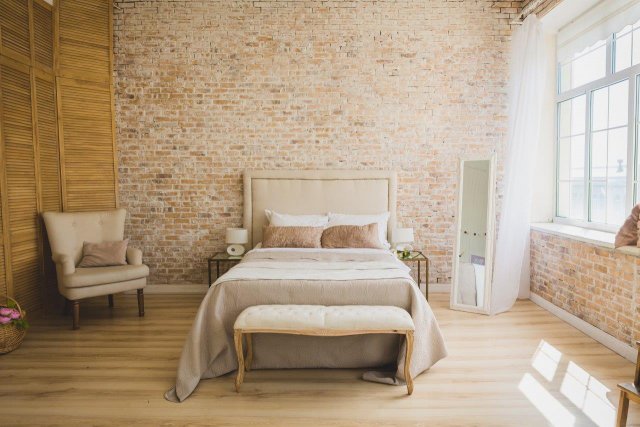 Do ložnic přináší cihlová zeď romantický nádech. (Autor: Mariia Smeshkova, Shutterstock)