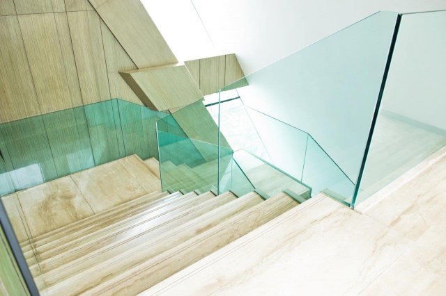 Mramorové schodiště je sice otřelá, ale velmi účinná klasika vhodná jak do konzervativního, tak do moderního interiéru. (autor: hxdbzxy, Shutterstock)