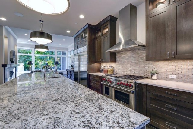 Žulová deska v kuchyni plní praktickou funkci odolného pracovního materiálu i nadčasového dekorativního prvku. (autor: Artazum, Shutterstock)