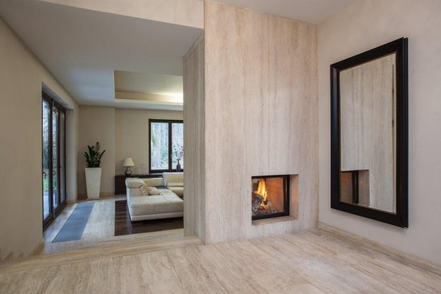 Vstup do obývacího pokoje je obložený travertinem. Přírodní kámen dodává interiéru nádech elegance. (autor: Photographee.eu, Shutterstock)