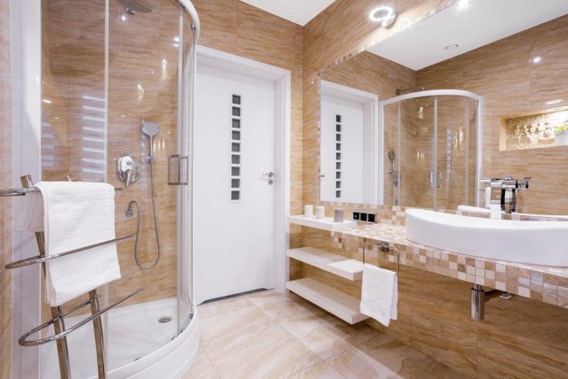 Moderní koupelna je obložená pískovcovými dlaždicemi. Jsou odolné vodě i mechanickému poškození a jejich životnost je velmi dlouhá. (autor: Photographee.eu, Shutterstock)