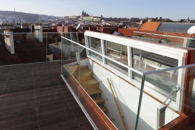 Instalace střešních dveří Solara před položením dřevěné terasy na novém pražském hostelu pro studenty.