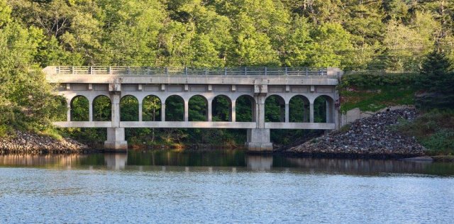 I mosty, jejichž konstrukce trpí praskáním betonu asi nejvíce, jsou jedním z důvodů, proč je téma výzkumu regenerace betonu tolik aktuální. (autor: Louella938, Shutterstock)