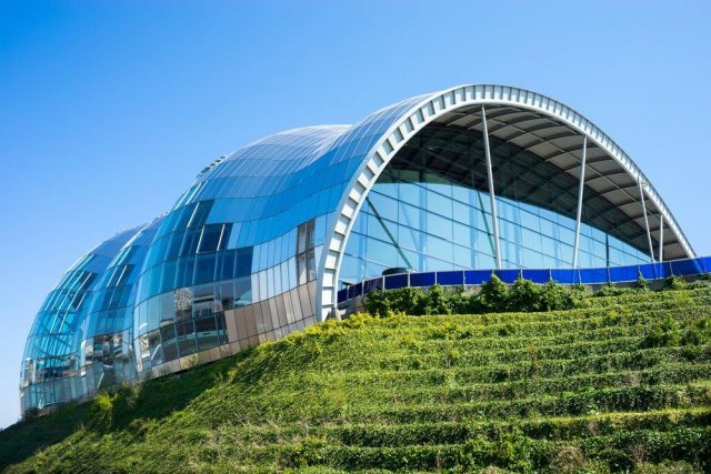 Konstrukce koncertní haly Sage Gateshead v Newcastlu je navržena tak, aby připomínala zvukovou vlnu. Je tvořena hliníkem, sklem a ocelí. (autor: DavidGraham86, Shutterstock)