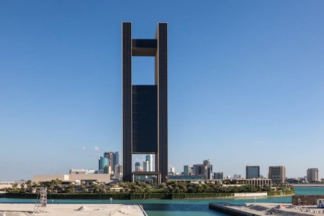 Fasáda hotelu Four Seasons v Bahrainu je pokryta hliníkovými panely, které objektu dodávají velmi výraznou podobu. (autor: Philip Lange, Shutterstock)