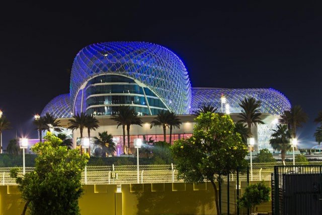 Zábavní park Ferrari v Abu Dhabi disponuje hliníkovou střechou, která je se svou rozlohou 200 000 m2 největší hliníkovou krytinou na světě.  (autor: Zhukov Oleg, Shutterstock)
