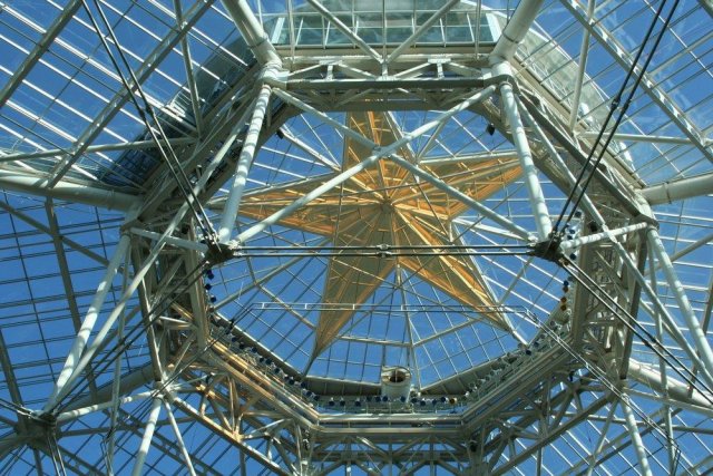 Střecha ohromného atria Riverwalk v hotelovém komplexu poblíž Dallasu v USA je zformována z hliníku. Plocha atria přesahuje 16 000 m2. Hliníková konstrukce napomáhá udržení vhodného vnitřního klimatu. (Autor: Edward Chin, Shutterstock)