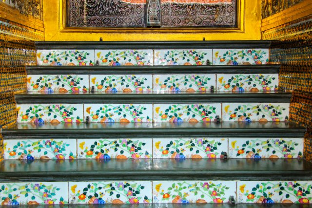 Ze svého schodiště vytvoříte unikát jednoduše - aplikací tzv. porcelánových schodovek na každý stupínek. (autor: rospoint, Shutterstock)