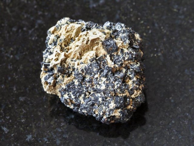 Minerál perovskit získal jméno po významném ruském diplomatovi a mineralogovi. Disponuje typickou krystalografickou strukturou, na níž je založena i technologie tzv. perovskitových článků. (autor: vvoe, Shutterstock)
