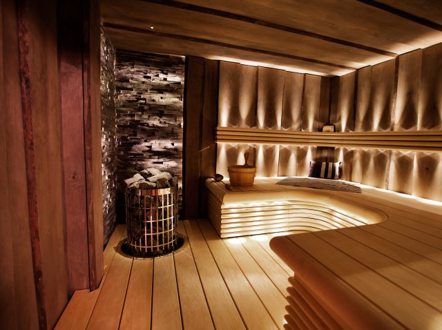 Finskou saunu můžeme ohřívat elektrickými kamínky, ale také kamny na dřevo, které dodají prostoru nezaměnitelnou atmosféru. (Foto: kati finell, shutterstock)