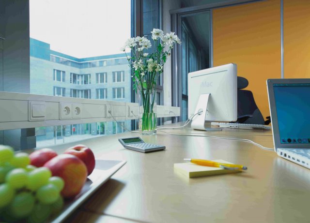 Klasický plastový parapetní kanál GK 70x130 mm v moderně stylizované kanceláři.