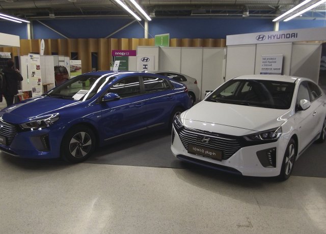 Dvojice vozů Hyundai IONIQ. Vlevo hybridní verze, vpravo čistě elektrický automobil