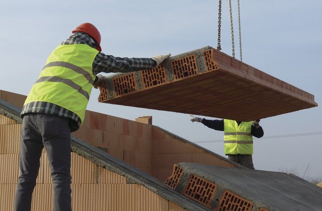 Těžké materiály je potřeba použít nejen na zdi domu, ale i na střechu. Až tehdy je využit celý akumulační potenciál budovy. (Zdroj: archiv firmy HELUZ)