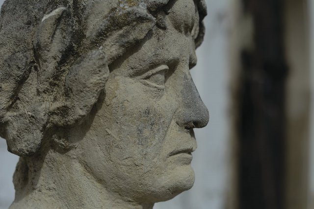 Obr. 1: Detail hlavy římského císaře
v zámecké zahradě historického města
Mikulov, Jižní Morava, Česká republika (foto
Vincent Grebeníček, Shutterstosk)