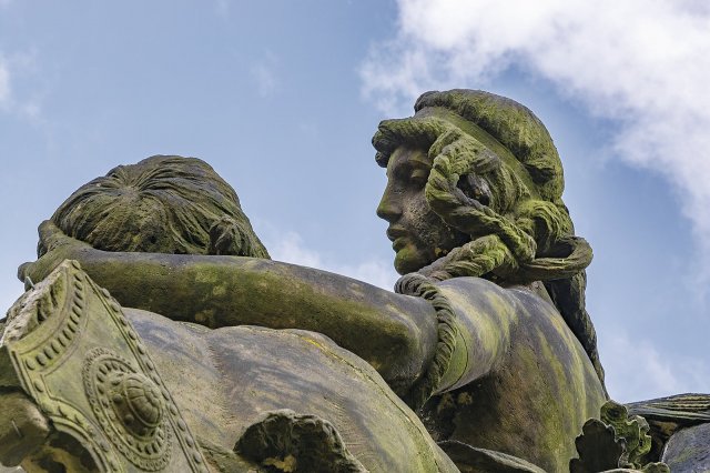 Obr. 3: Socha Ctirada a Šárky (1897) od
Josefa Myslbeka, Praha, Česká republika,
Vyšehrad situated in the park at Vysehrad
(foto PhotoFires, Shutterstock))