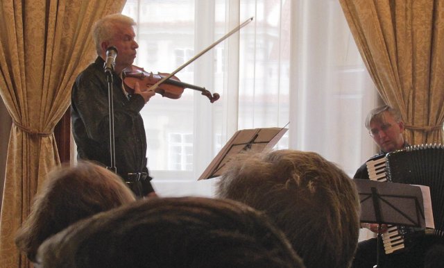 Jaroslav svěcený (housle) spolu s Ladislavem Horákem (akordeon)