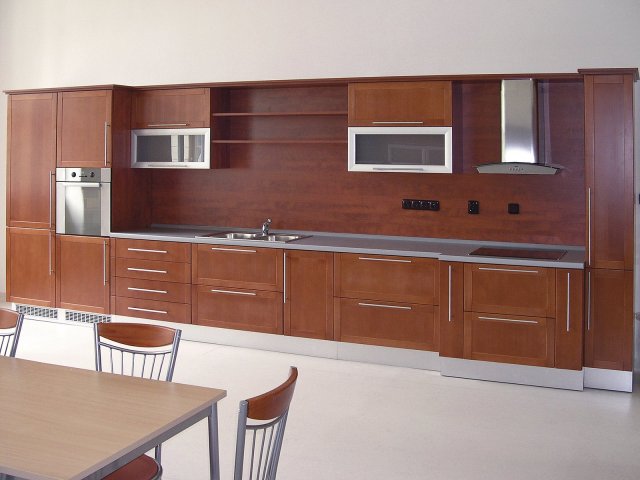 Kuchyně ALKA mohou být dodány včetně elektrospotřebičů a typizovaných dřezů s bateriemi