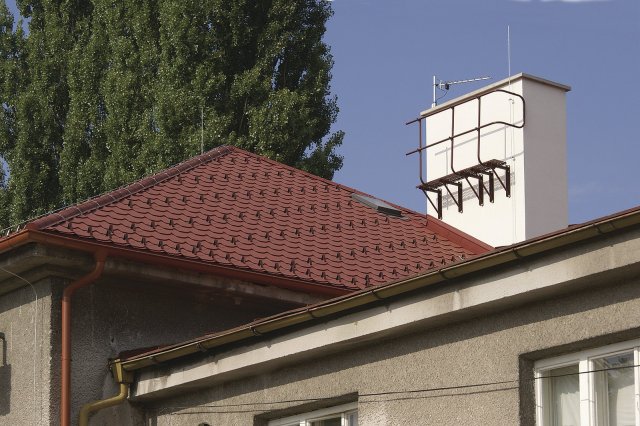 U větších objektů se na střechy umisťují
i kominické lávky se zábradlím