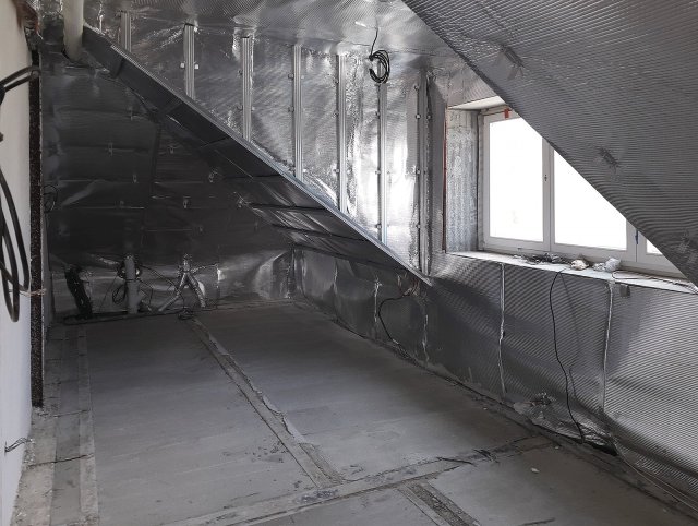 Termoreflexní parozábrana SUNFLEX® Roof-In PLUS eliminuje sálavý přenos tepla ve vzduchové mezeře pod sádrokartonem