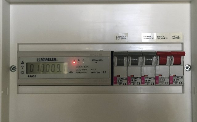 Reálnou spotřebu tepla na vytápění lze v případě vyhřívání elektrokotlem určit instalací podružného elektroměru. (foto archiv redakce)