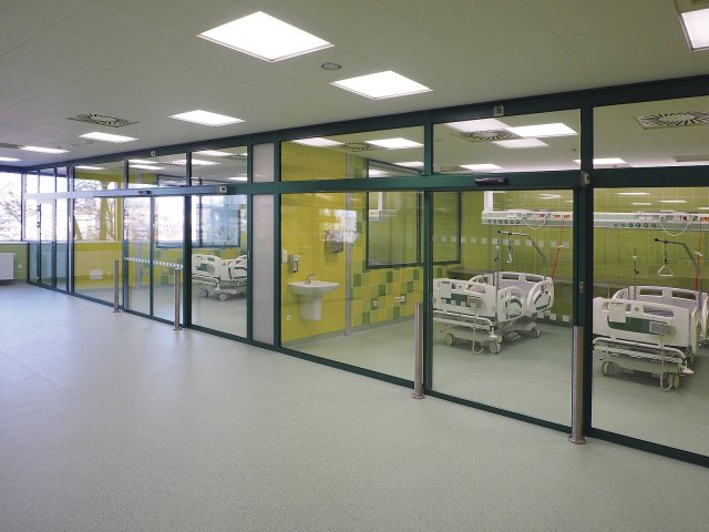 I v nemocnici v Třebíči bylo realizováno velké množství vnitřních automatických dveří a dělicích příček Raccoon