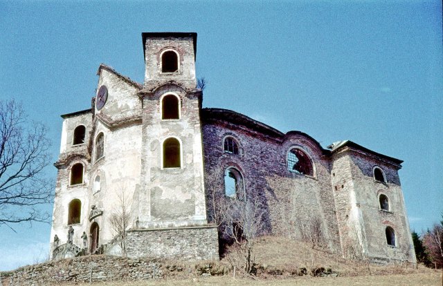 Torzo kostela v 70. letech 20. století (foto Svobodat, wikipedia)