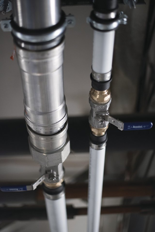Při výměně instalací teplé a cirkulační vody v Terminálu 1 a 2 bylo použito nerezového a plastohliníkového systému.