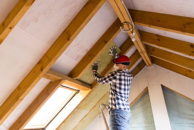 Minerální vlna je jednou z nejužívanějších izolací. Její častou aplikací u nás jsou tepelné izolace střech (foto Arturs Budkevics, shutterstock)