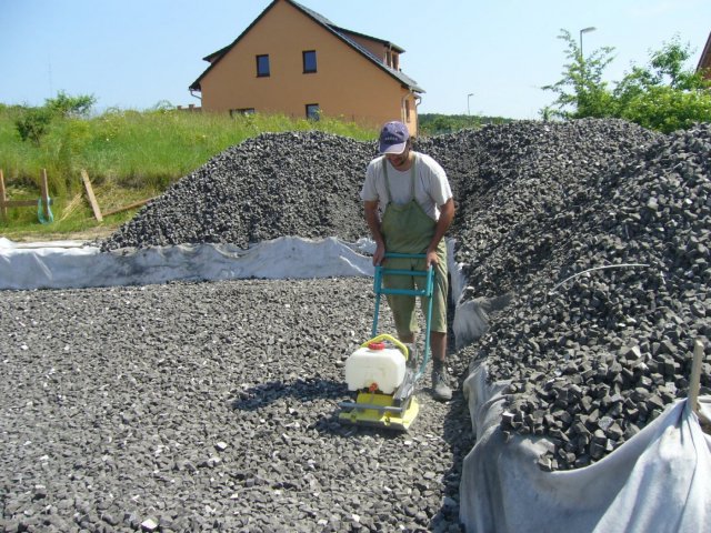 Drcené pěnové sklo se často používá jako tepelná izolace základových desek pasivních domů