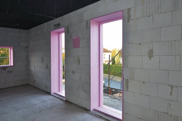 Připravené otvory před osazením plastovými okny. Foto je z průběhu výstavby naší redakce