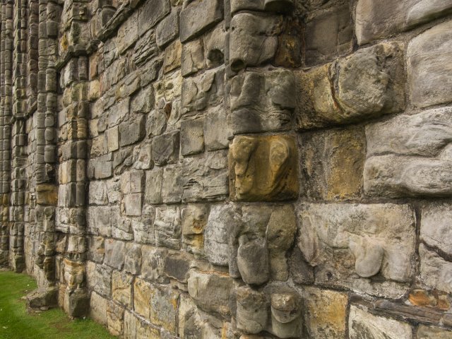 Středověké stavby využívaly výborných akumulačních charakteristik těžkých kamenných materiálů. Stejně jako tento skotský hrad. (Autor: Sinica Kover, Shutterstock) 