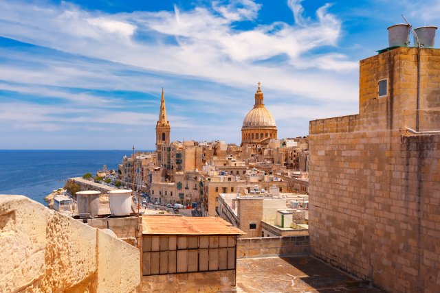 Většina staveb na ostrově Malta je tvořena v místě těženým globigerinovým vápencem, nerostnou surovinou světlé barvy a výborných tepelně-izolačních vlastností, které udržují vnitřní klima budov v příjemných mezích po celý rok. (Autor: kavalenkava, Shutterstock)