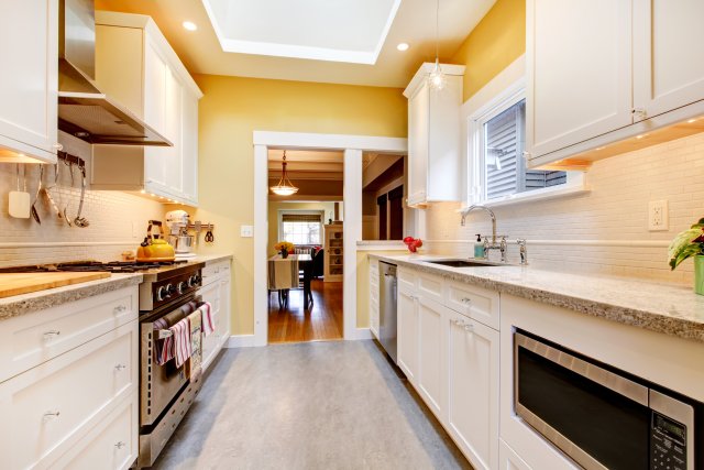 Souběžné kuchyně většinou nabízejí pracovní plochu na jedné straně a prostor pro skladování potravin na straně druhé. Zdroj: Artazum, Shutterstock