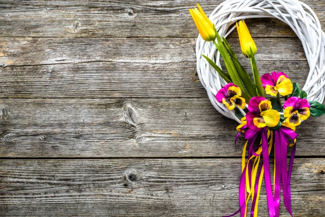 Hotové jarní dekorace různých druhů můžete zakoupit v květinářství. Zdroj: Alicja Neumiler, Shutterstock