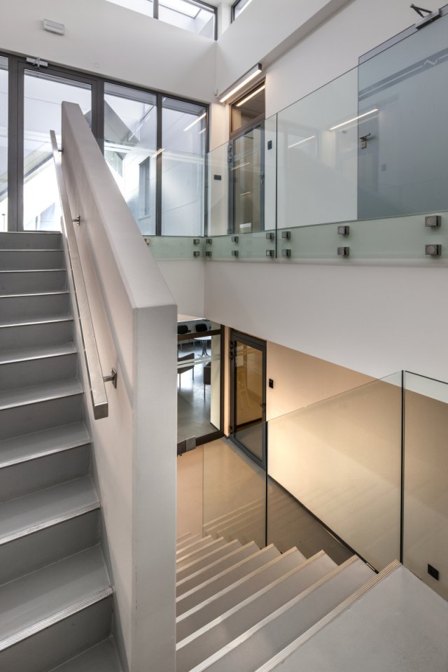 Přístup do nadzemního podlaží je umožněn buď po schodišti nebo pomocí bezbariérové plošiny.