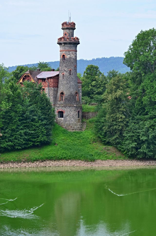 Dům hrázného připomíná malý gotický hrad. Zdroj: Hana Tipplova, Shutterstock