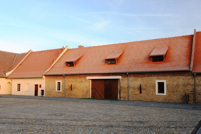 V kulturním centru v Běchovicích byly při rekonstrukci střechy použity režné bobrovky Tondach. Výsledek je dle poroty soutěže Pálená taška více než uspokojivý.