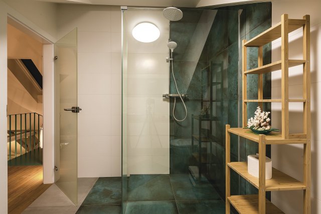 Tyrkysová barva se vyskytuje v mnoha prvcích v bytě včetně koupelen. Prostory jsou tak designově provázané.