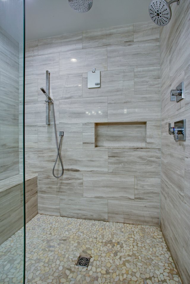 Oblázky se nemusí objevit pouze jako obklad stěny či vany, ale i na podlaze ve sprchovém koutu. Zdroj: alabn, Shutterstock