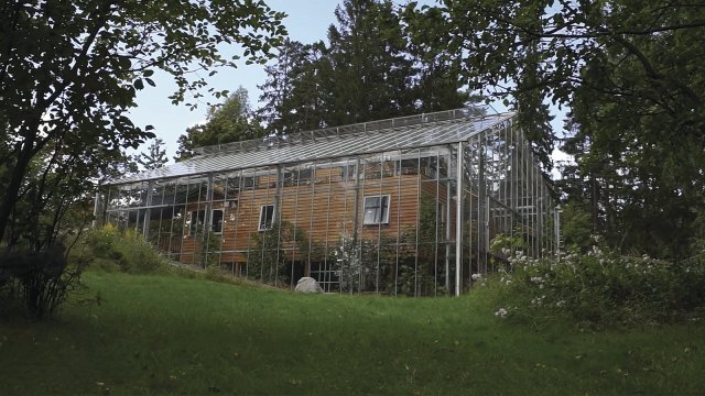 Dům nacházející se na Stockholmském souostroví disponuje druhou obálkou v podobě skleníku. Vzniklý meziprostor je využíván k pěstování zeleniny a ovoce. Majitelům umožňuje žít v souladu s přírodou a prodlužuje "zahradní" sezónu o více než 2 měsíce.