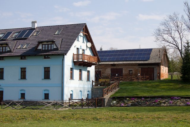 Na střeše penzionu jsou umístěny solární kolektory, na stodole zase panely fotovoltaické.