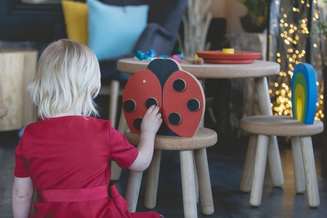 Dětská židlička se vzorem berušky disponuje magnetickým opěradlem s posuvnými černými tečkami.